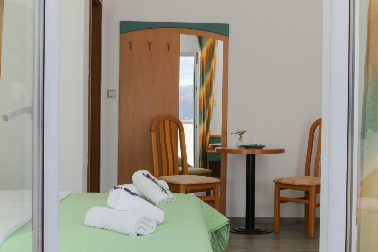 Downtown Private Rooms Mandic Supetar Exterior photo
